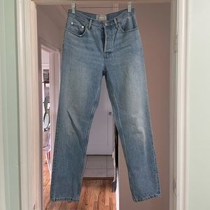 Everlane 90’s cheeky jean in vintage sun bleached blue